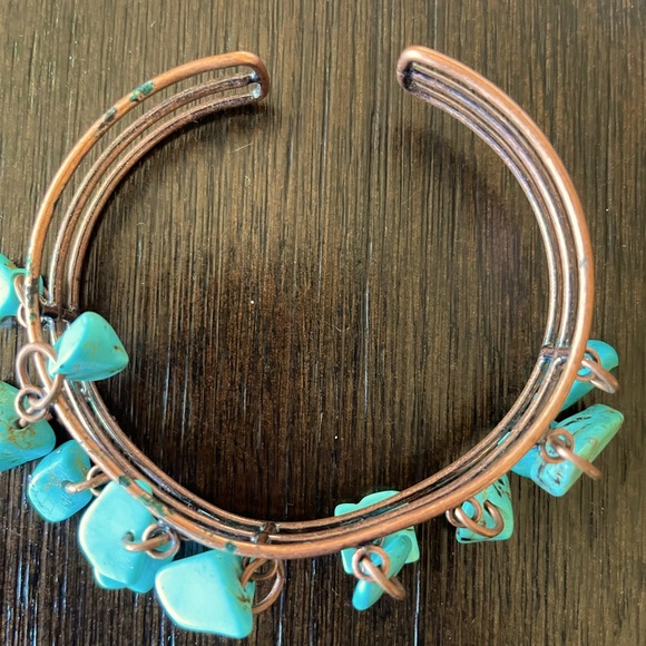 Pretty turquoise beaded bracelet. The wire looks like copper to me - Picture 5 of 5